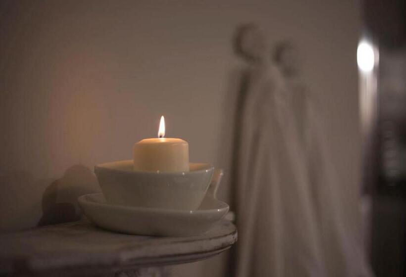 اتاق لوکس با وان آب گرم, Corte Rossetti Le Dimore Luxury B&b