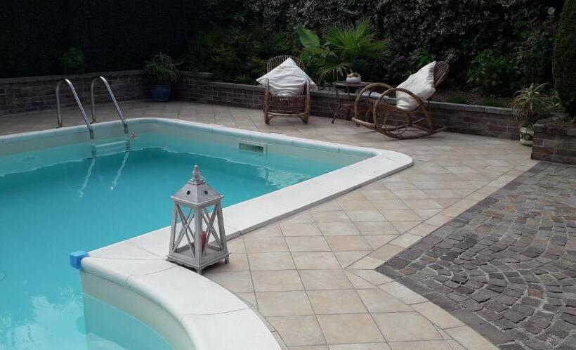 Полулюкс Повышенной Комфортности, Villa Laura Rooms & Pool