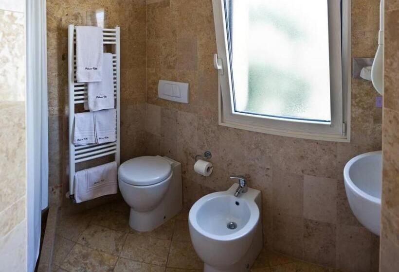اتاق سه‌نفرۀ استاندارد با سرویس بهداشتی بیرون از اتاق, Palazzo Volta Boutique Luxury B&b