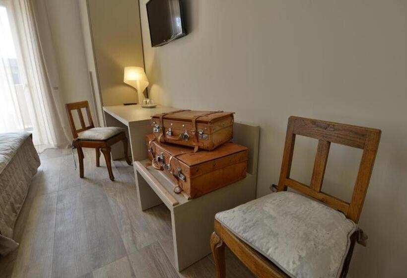 Трехместный Номер Стандарт с Балконом, Daman Rooms & Breakfast
