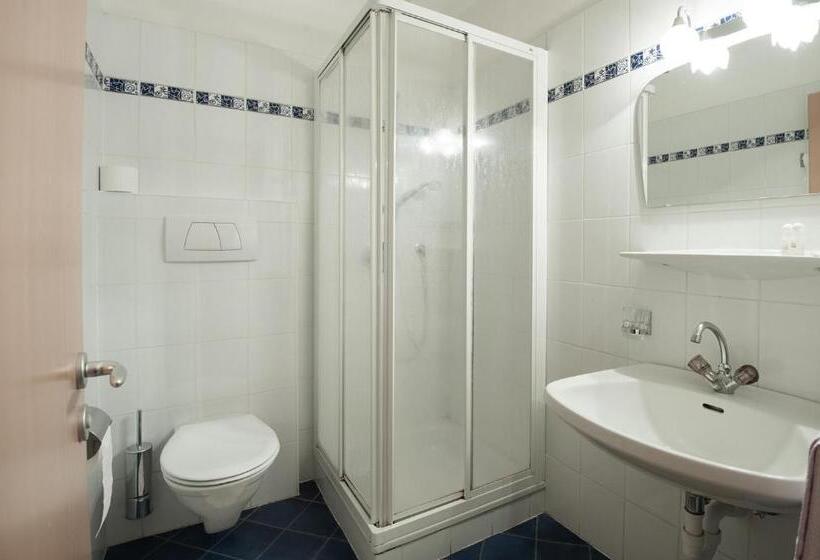 Quarto Quadruple Standart com Varanda, Restaurant Putzer