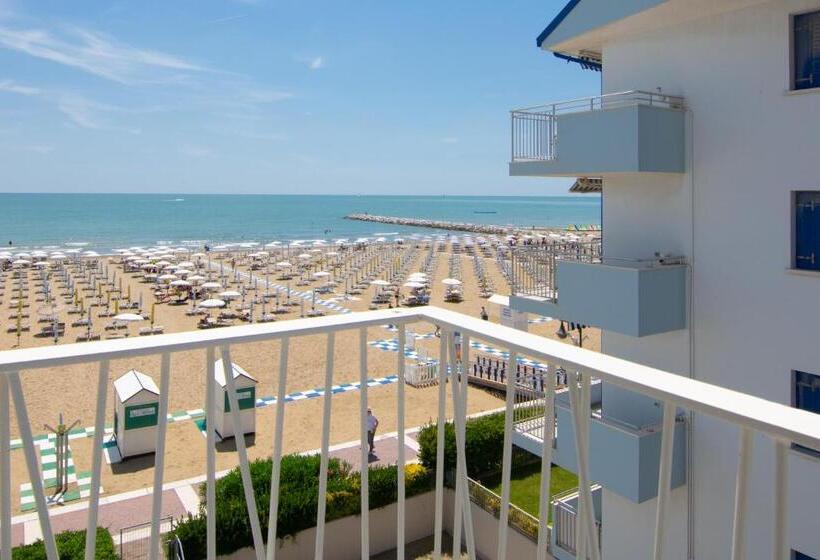 اتاق لوکس با چشم‌انداز دریا, Montecarlo 3 Stelle Superior