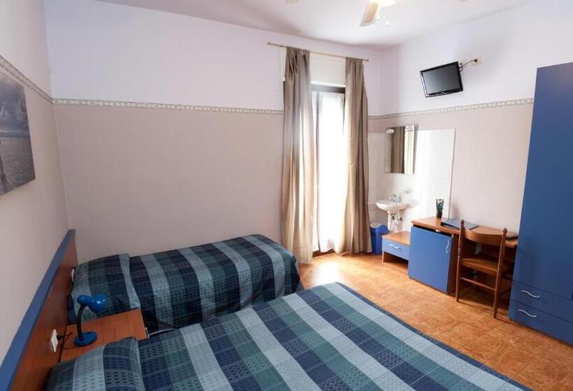 Стандартный внешний трехместный номер с ванной комнатой, Albergo Marsari