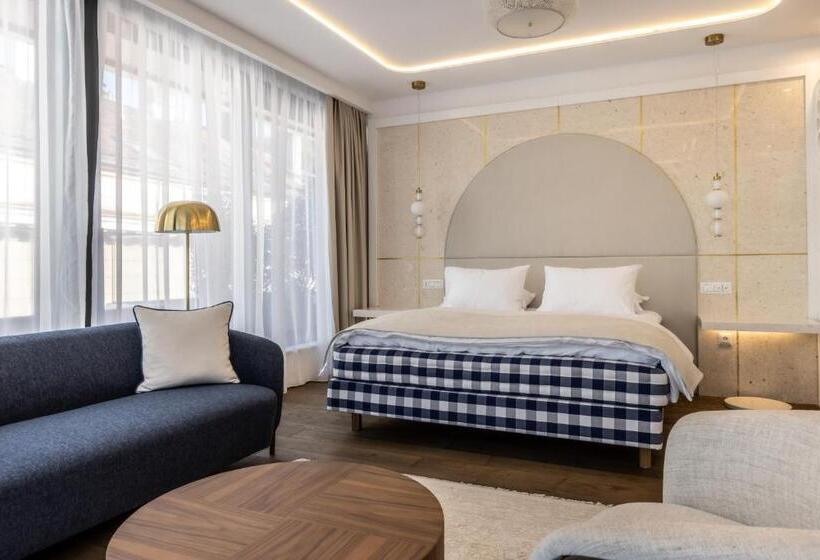 سوییت لوکس, Apeiro City Avant Garde