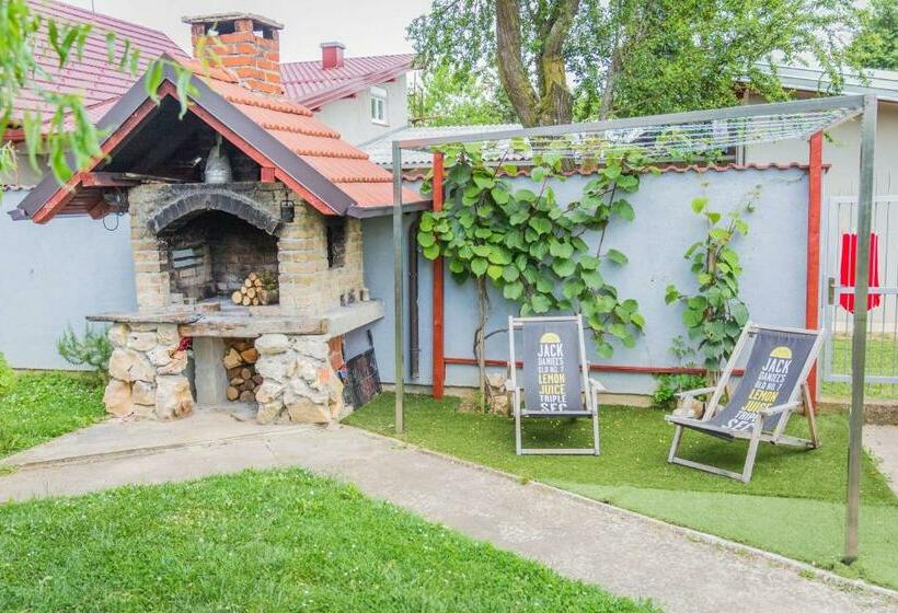 اتاق استاندارد با چشم‌انداز باغ, B&b Tara Garden