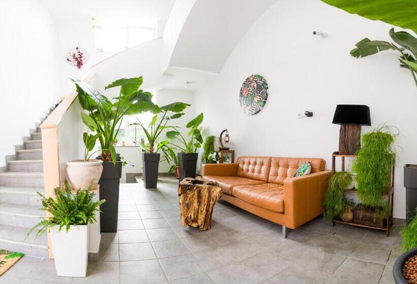 اتاق لوکس با چشم‌انداز, B&b Tara Garden