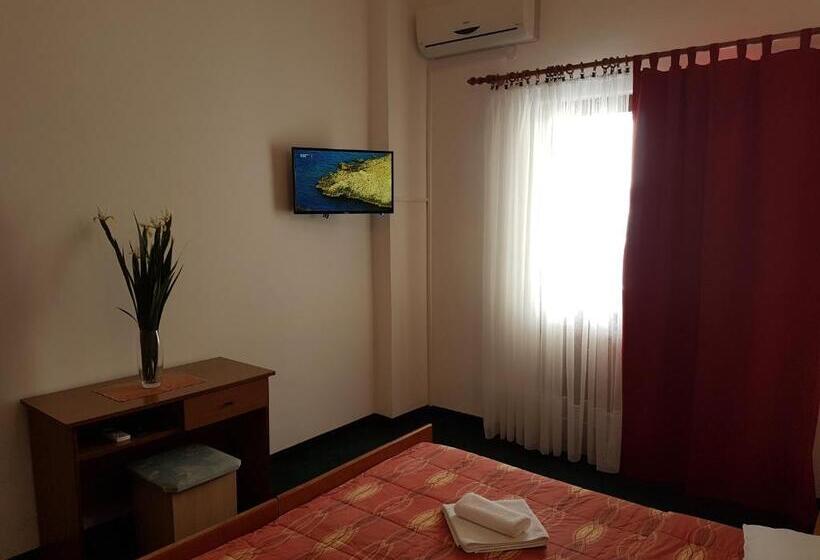 Четырехместный Номер Стандарт с Балконом, Bed And Breakfast Miramar