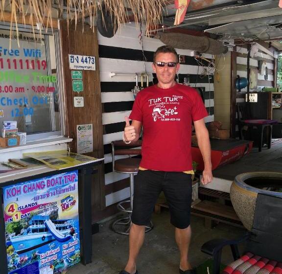 بنگله خانوادگی, Tuk Tuk Guesthouse