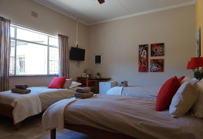 اتاق ساده سه‌ نفره, Omaruru Guesthouse
