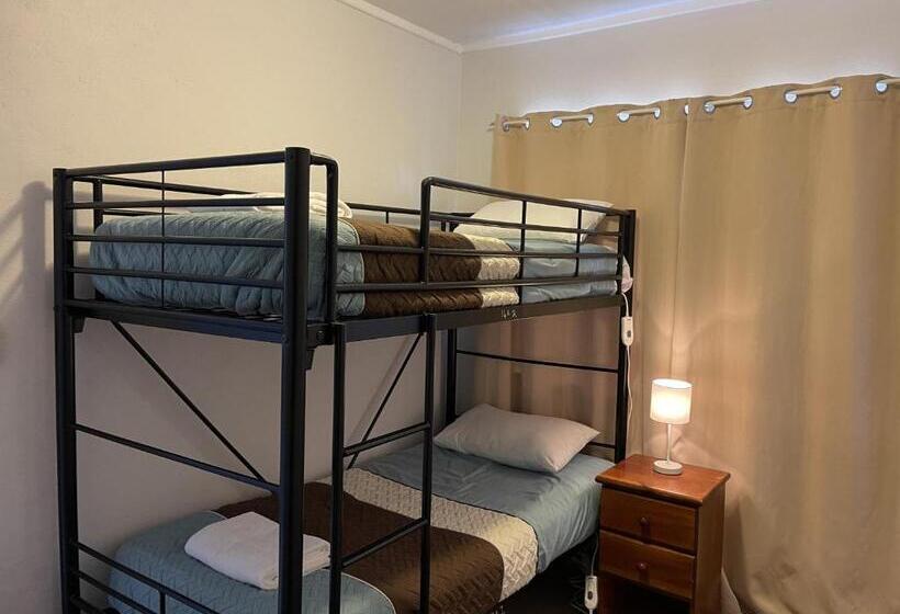 Семейное Бунгало, Murray Gardens Motel