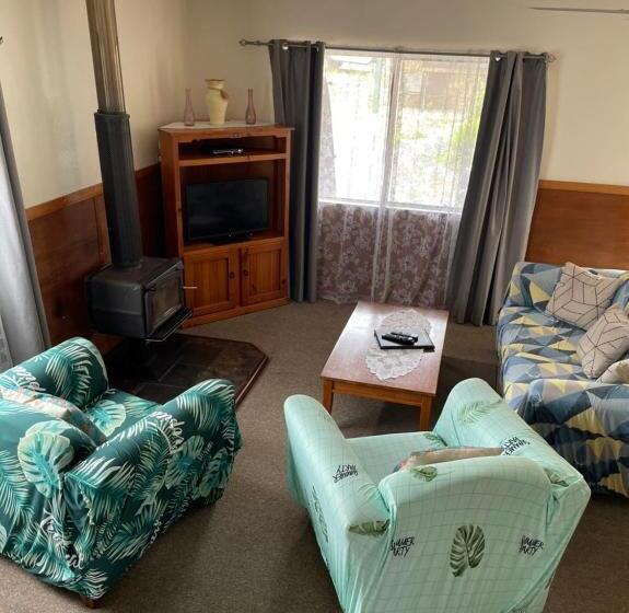 Семейное Бунгало, Murray Gardens Motel