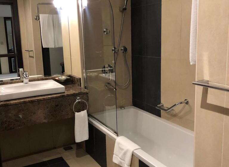 اتاق استاندارد با تخت بزرگ, Golden Tulip Doha