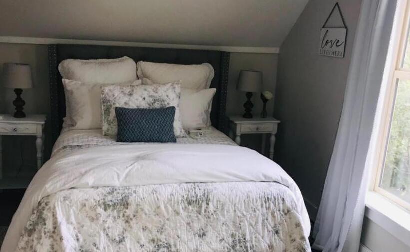 Номер Deluxe, The Farmhouse Inn & Kitchen, 2 Blocks From Downtown Whitefish, Montana