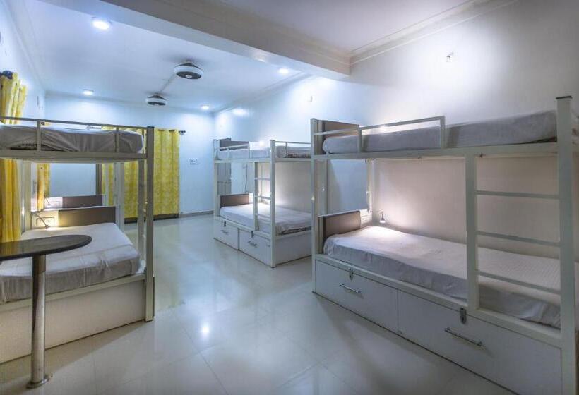 Кровать в Общей Комнате, Moustache Goa Cowork Hostel