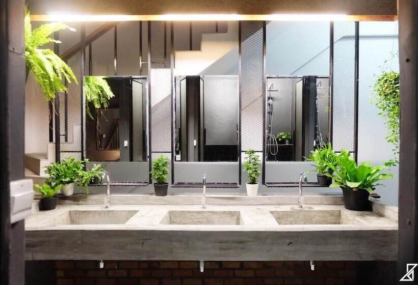 اتاق استاندارد, Hugger Hostel