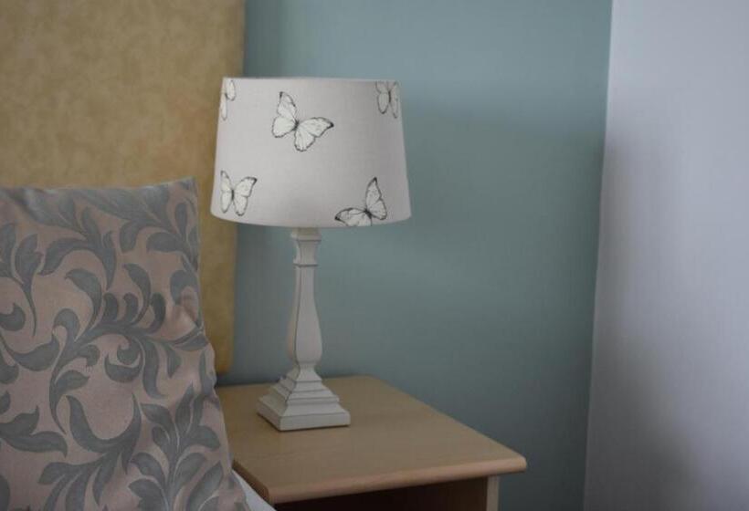 Семейный Номер, Sandown Park Lodge