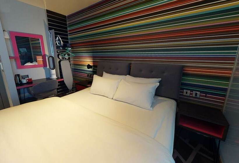 Номер Клуб, Village Hotel Portsmouth