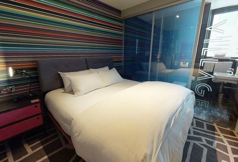 Номер Клуб, Village Hotel Portsmouth