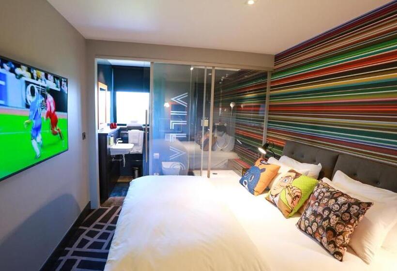 Номер Клуб, Village Hotel Portsmouth