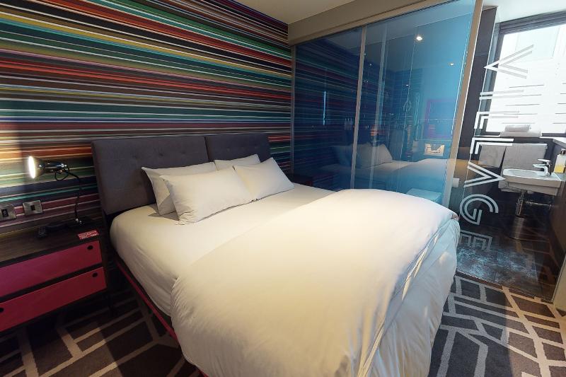 Номер Клуб, Village Hotel Portsmouth