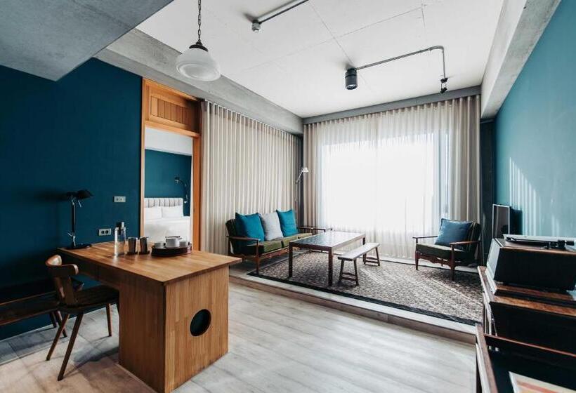 سوییت جونیور, U.i.j Hotel & Hostel
