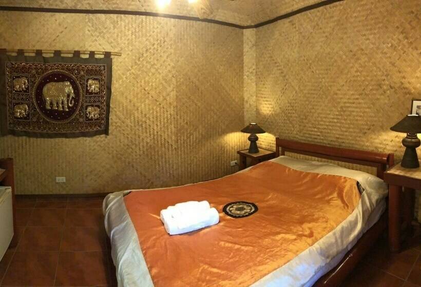 ویلای استاندارد با چشم‌انداز باغ, Old Tree S House