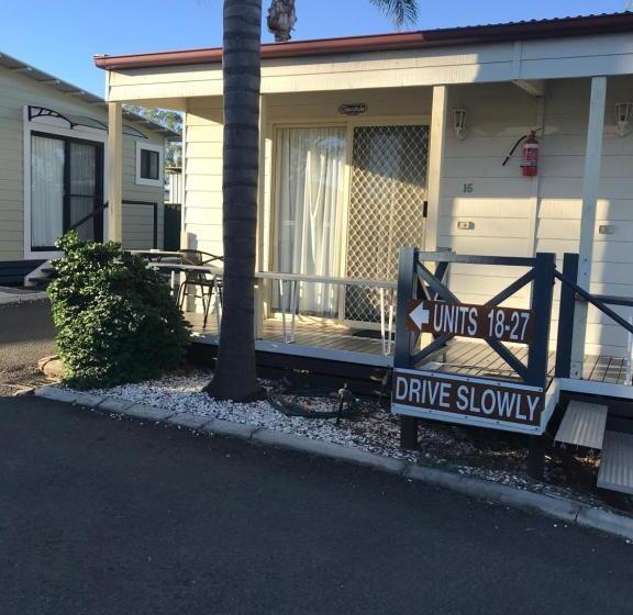 Люкс, Injune Motel