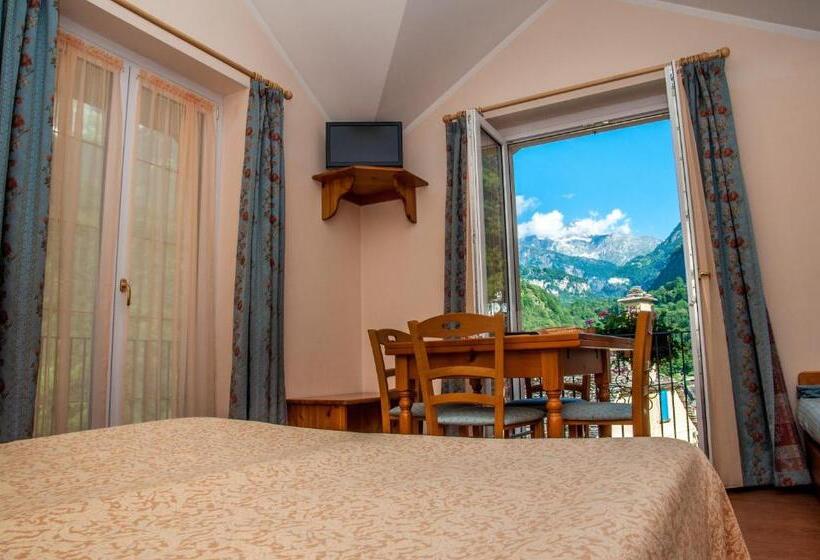 Quarto Quádruplo Estandar, Albergo Meublè Vecchio Scarpone
