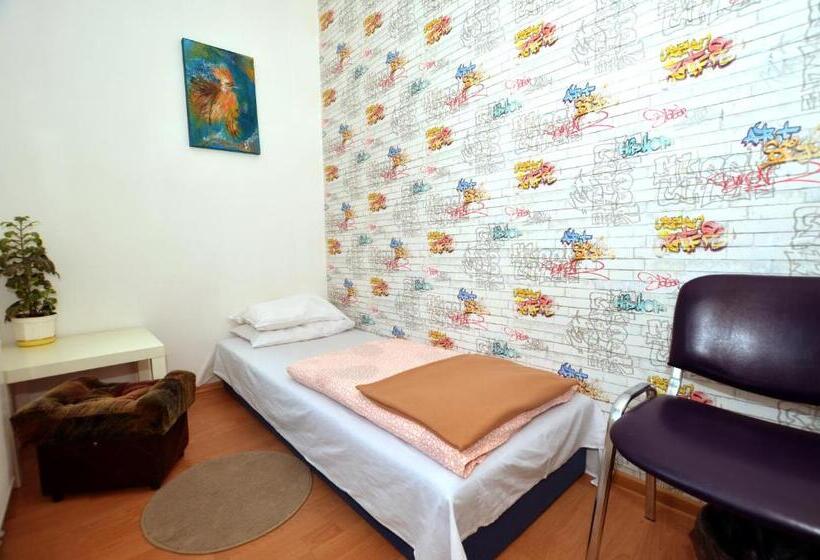 اتاق عادی یک تخته, Hostel Madeira