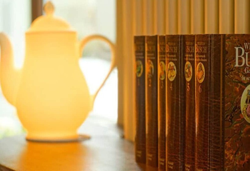 اتاق لوکس با تخت بزرگ, Bett Und Buch