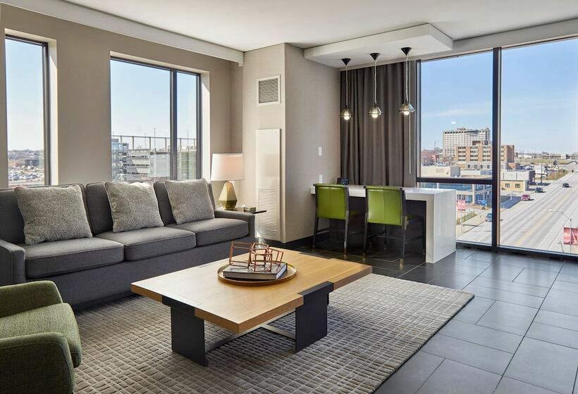 스위트, Hilton Des Moines Downtown