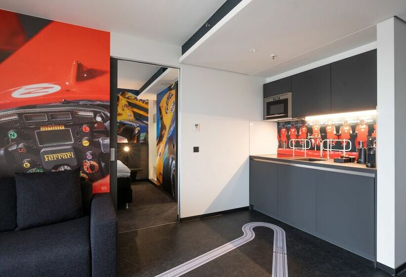 Люкс, V8 Hotel Köln At Motorworld