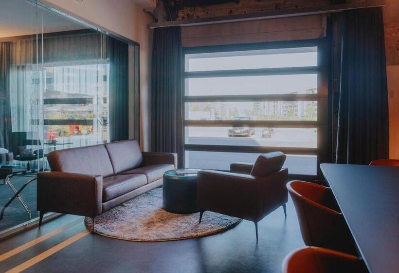 Люкс, V8 Hotel Köln At Motorworld