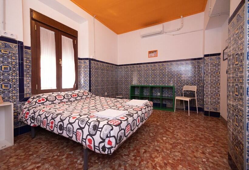 اتاق استاندارد با سرویس بهداشتی مشترک, Arc House Sevilla   Hostel