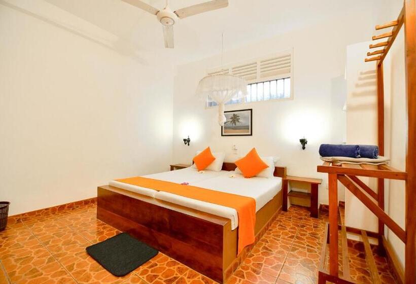 Quarto Economy, International Beach Hotel & Restaurant