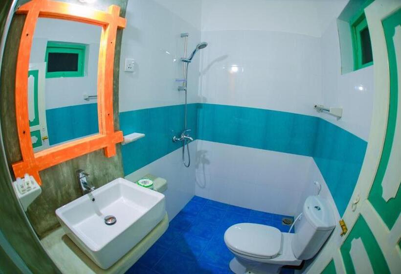 Quarto Triplo Deluxe, International Beach Hotel & Restaurant
