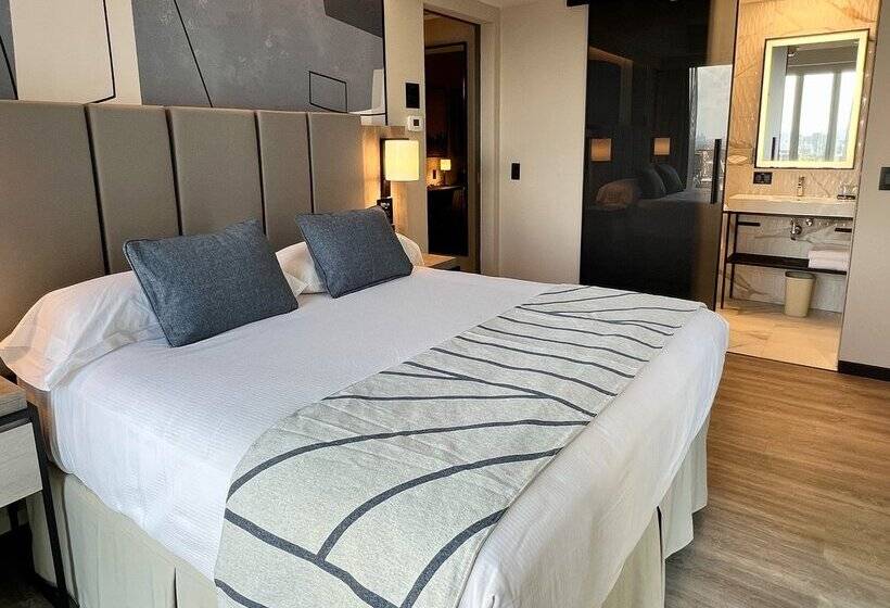سوئیت سینیور, Hotel Riu Plaza Toronto