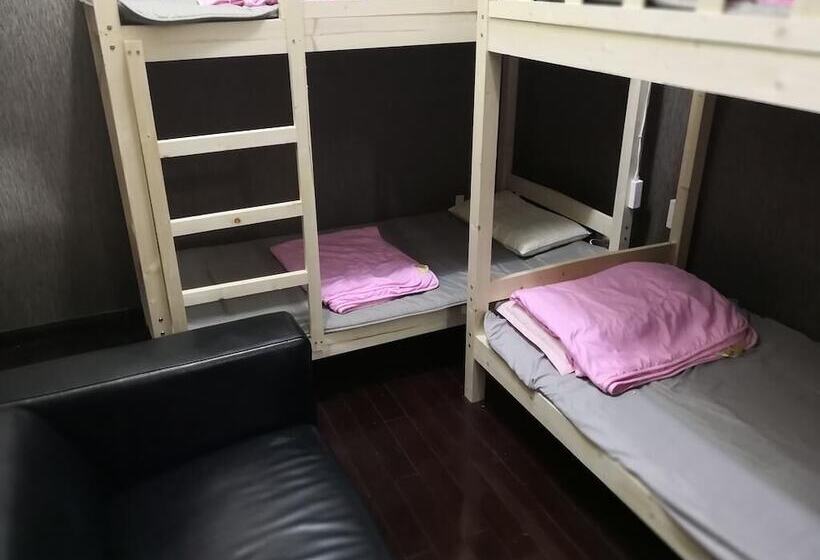 Кровать в Многоместном Номере с Общей Ванной, Best Cat Hostel