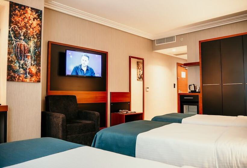 Quarto Triplo Deluxe, Grand Vaves