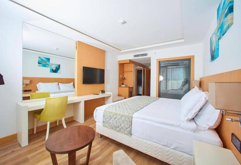חדר משפחתי נוף לים, The Nowness Luxury Hotel & Spa