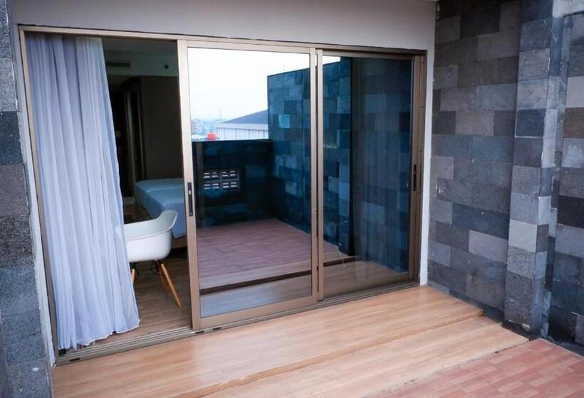 Номер Стандарт с Балконом, Ayola Sunrise Mojokerto
