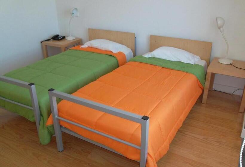 اتاق استاندارد با سرویس بهداشتی مشترک, Azores Youth Hostels Santa Maria