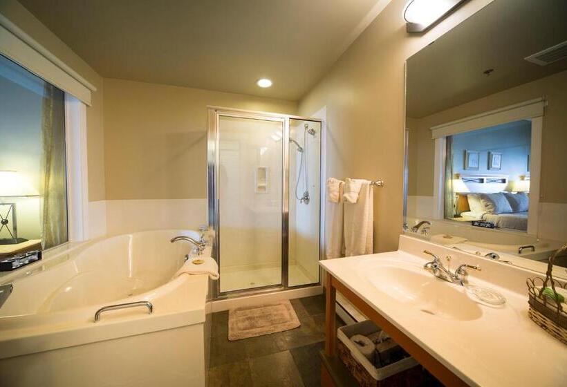 디럭스 스위트 킹 침대, Sidney Waterfront Inn & Suites