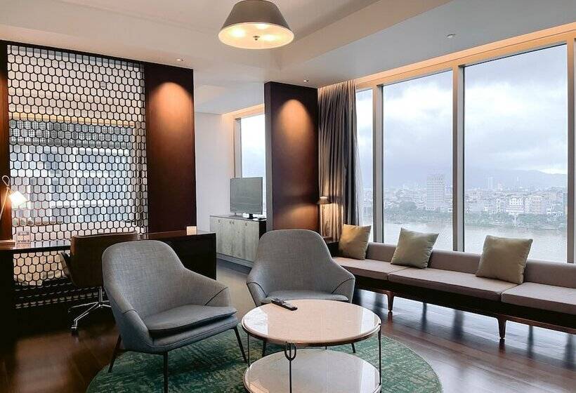 سوئیت با چشم‌انداز رودخانه, Hilton Da Nang