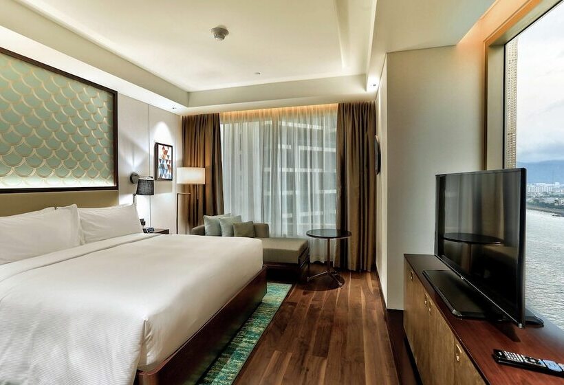 سوئیت با چشم‌انداز رودخانه, Hilton Da Nang