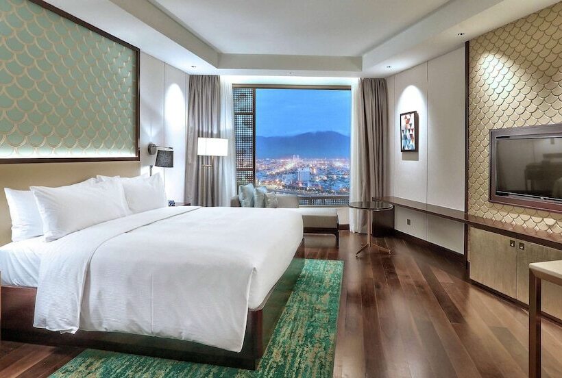 اتاق استاندارد با تخت دوبل و چشم‌انداز دریا, Hilton Da Nang