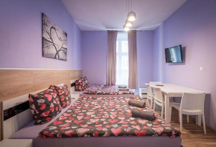 חדר דלוקס, Hostel 70s And Queen Apartments