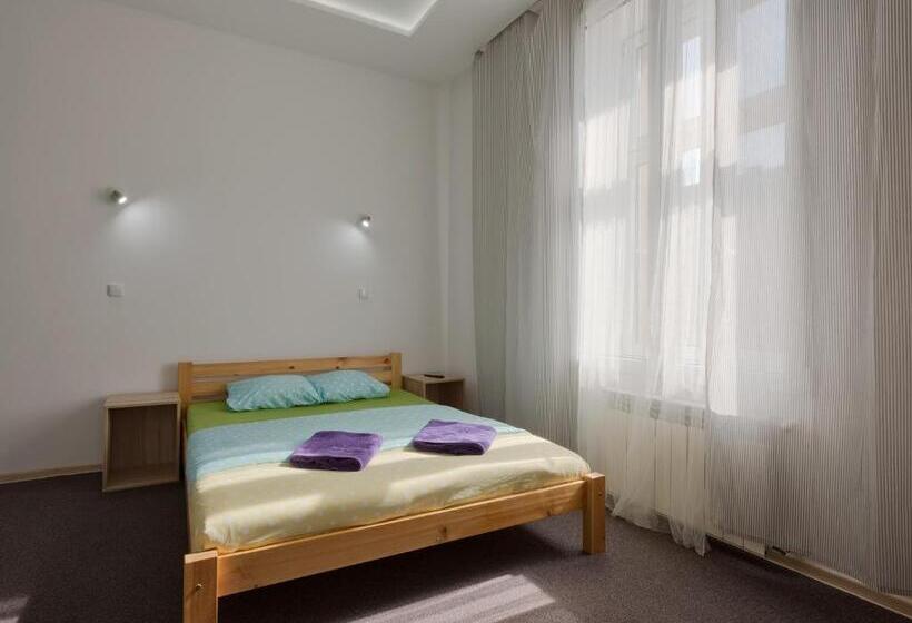 חדר קומפורט לשלושה, Hostel 70s And Queen Apartments