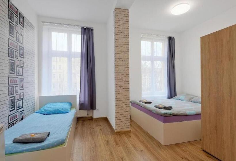 חדר קומפורט לשלושה, Hostel 70s And Queen Apartments