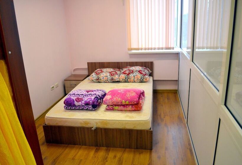 تختخواب در اتاق مشترک, Nerazluchniki   Hostel